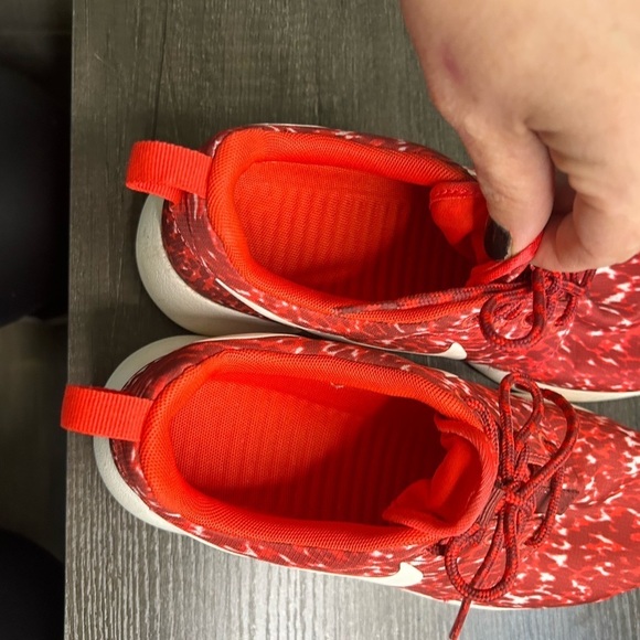 Nike Rosherun print shoes trainers red size 7 - Picture 9 of 9